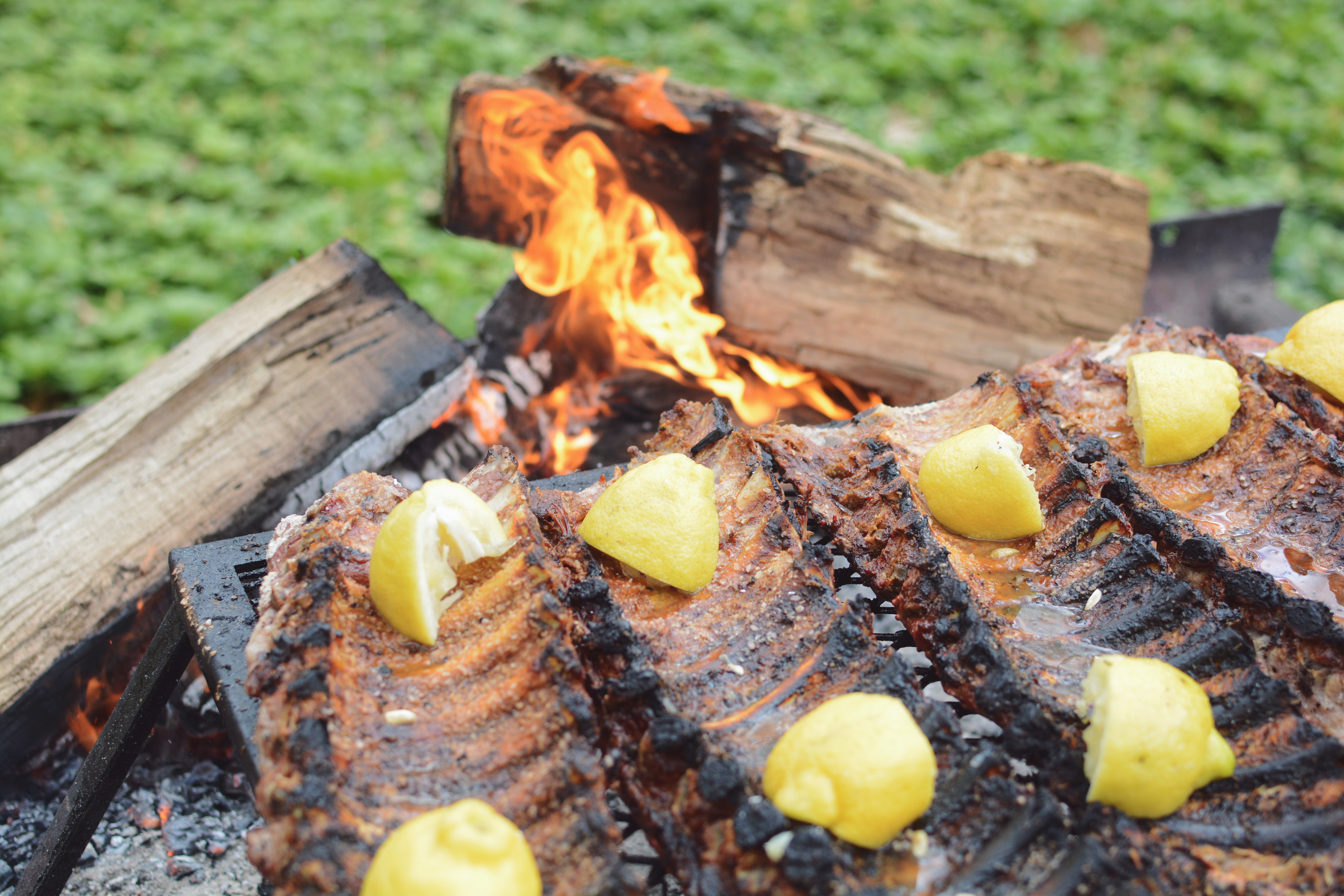 Pork ribs with open fire